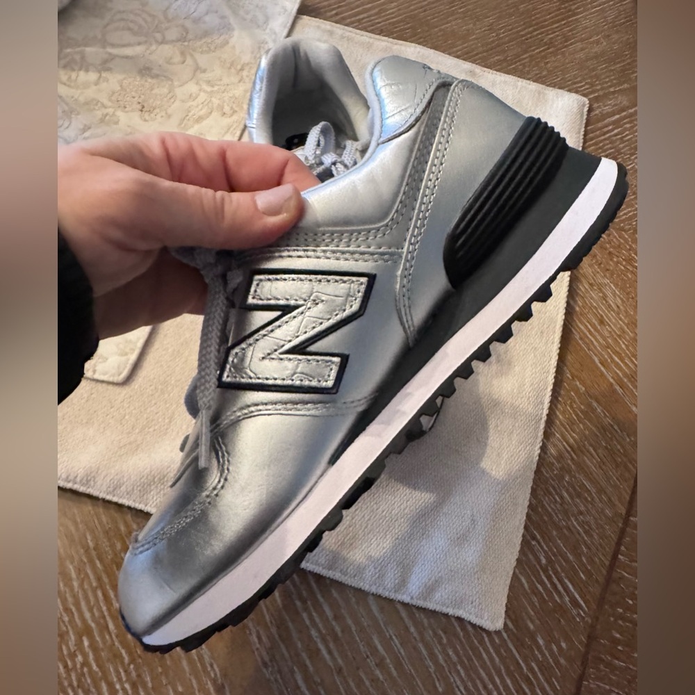 COPY - NEW BALANCE women’s silver metallic sneakers! NEW NEVER WORN. - Picture 4 of 6